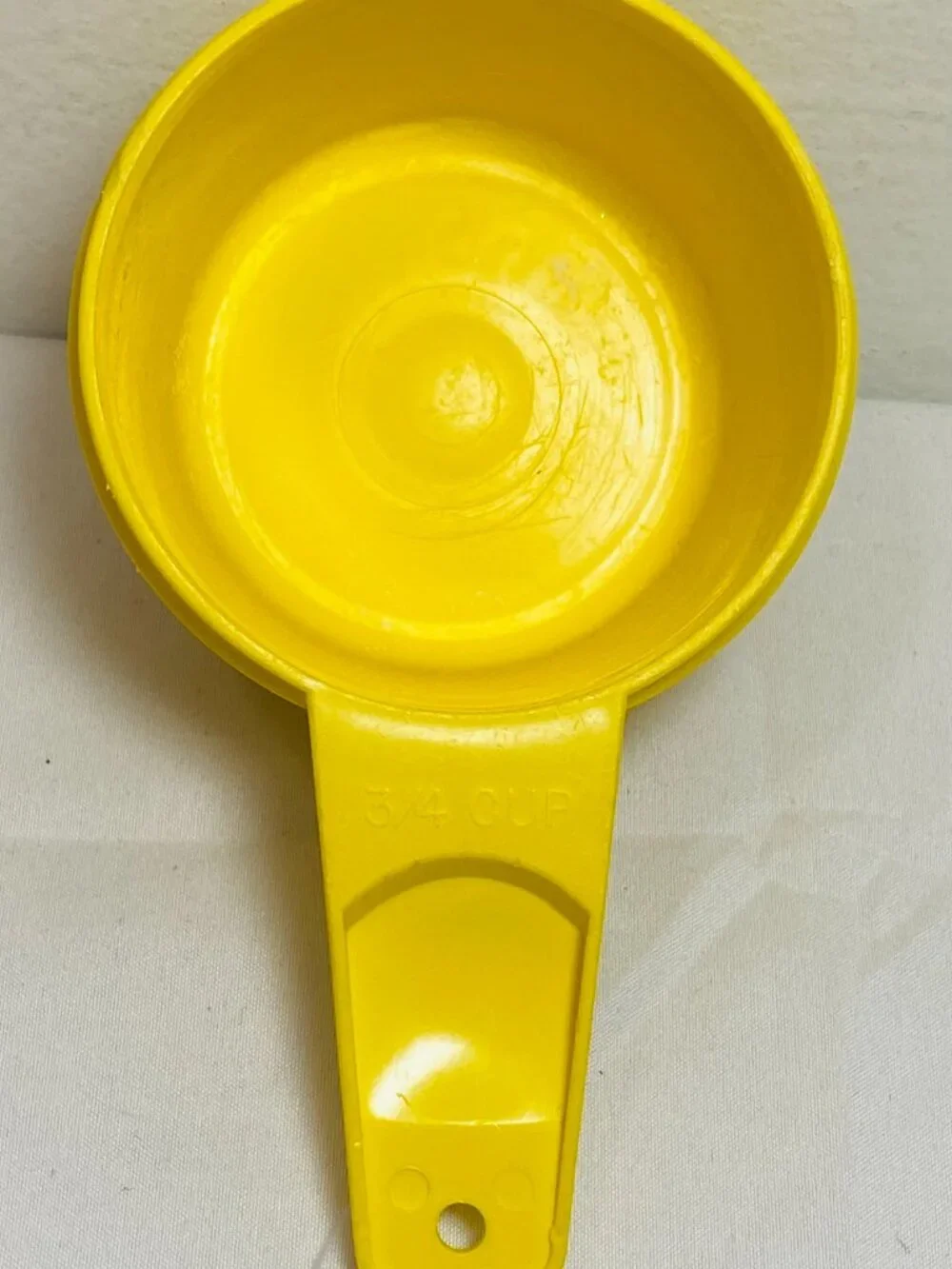 VNTG Tupperware Canary/Sunshine Yellow 3/4 Cup Measure, VGUC